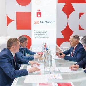 Развитие сети дорог в Пермском крае обсудил председатель правления Госкомпании «Автодор» Вячеслав Петушенко и Губернатор Перм...