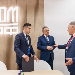 Государственная компания «Автодор» обсудила сотрудничество с ДОМ.РФ Председатель правления Госкомпании «Автодор» Вячеслав Пе...