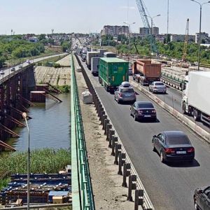 На новом мосту через реку Северский Донец на М-4 «Дон» смонтировано пролетное строение В Ростовской области на мосту через С...