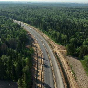 Первый слой асфальтобетона на строящейся Мытищинской скоростной хорде уложен на 45%