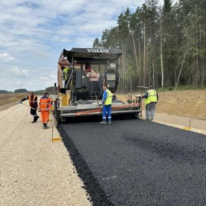 Первый асфальтобетон уложен на новом участке дороги от Казани до Екатеринбурга На третьем этапе дороги Дюртюли — Ачит, котор...