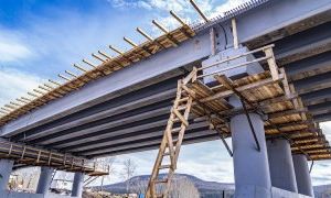 В Усть-Куте реконструкция моста через реку Куту выполнена на 70% Готовы все опоры – 6 русловых и 2 береговых. Установлены пе...