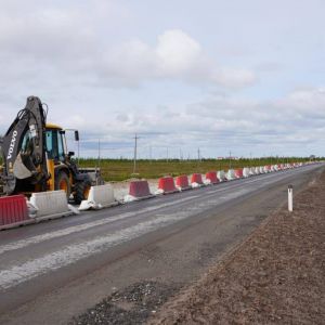 В Лимбяяхе продолжаются дорожные работы   На подъездной дороге продолжается работа. Здесь укрепят обочины, установят освещени...